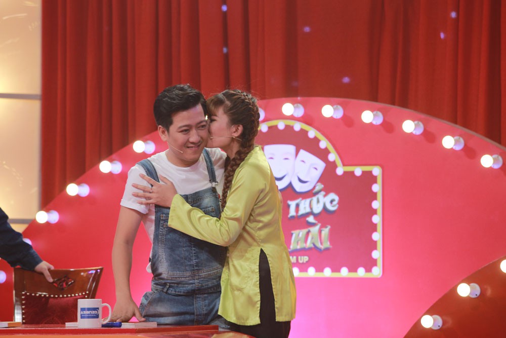 Trấn Thành cổ vũ cô gái hôn má Trường Giang: Anh Giang rộng lượng lắm, ai yêu ảnh, ảnh yêu lại!